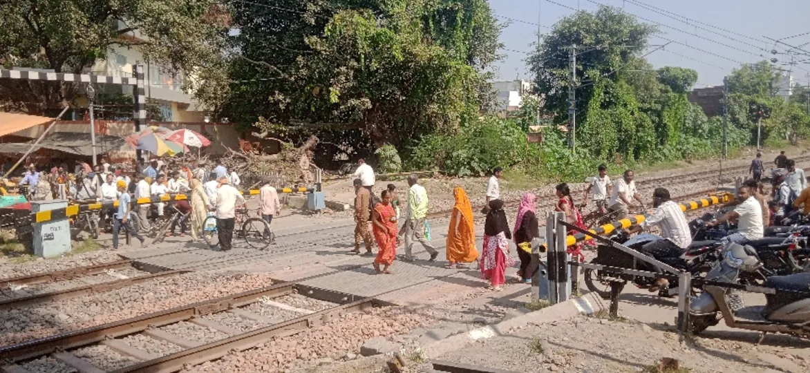 रोडवेज रेलवे की बंद फटकिया से निकलते लोग। जागरण